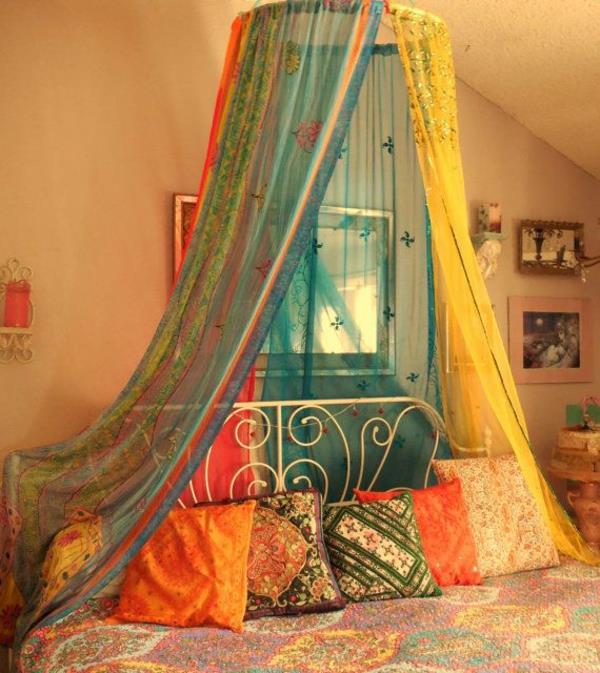 ανατολίτικο υπνοδωμάτιο με κουρτίνες με κρεβάτι με ουρανό
