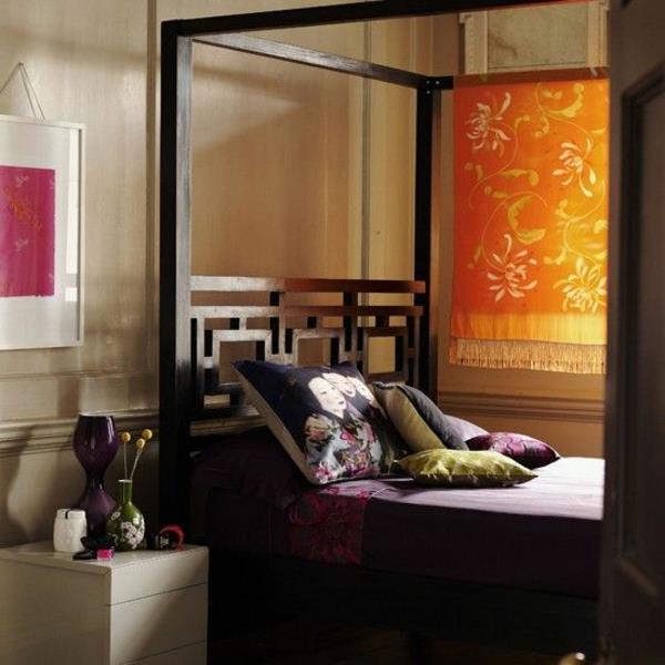 ανατολίτικο υπνοδωμάτιο ξύλινο κρεβάτι ρίξτε μαξιλάρια