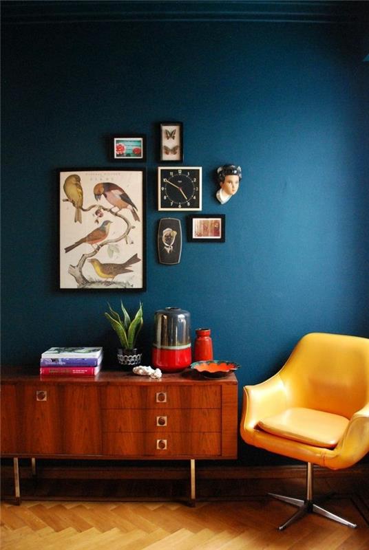 εσωτερική διακόσμηση ιδέες καθιστικού σαλόνι μπλε τοίχος χρώμα κίτρινη πολυθρόνα
