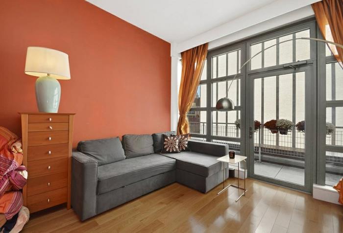εσωτερική διακόσμηση ιδέες σαλόνι γκρι γωνιακός καναπές πορτοκαλί τοίχος προφοράς