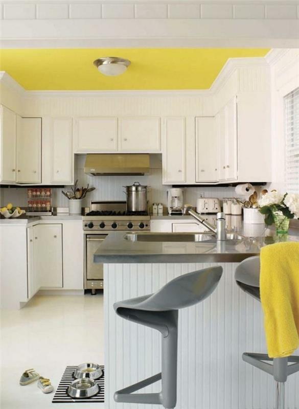 εσωτερικές ιδέες σχεδιασμού κίτρινο ταβάνι λευκά ντουλάπια κουζίνας γκρι σκαμπό μπαρ