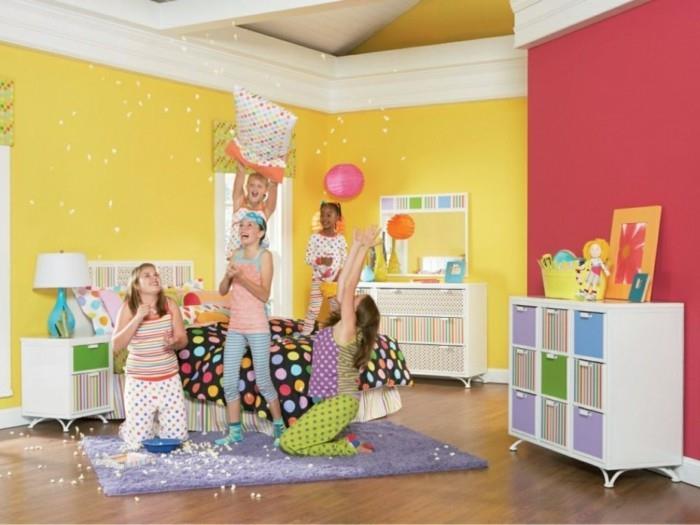 εσωτερικές ιδέες διακόσμησης παιδικό δωμάτιο διακοσμητικό κίτρινο τοίχο προφορά μοβ χαλί
