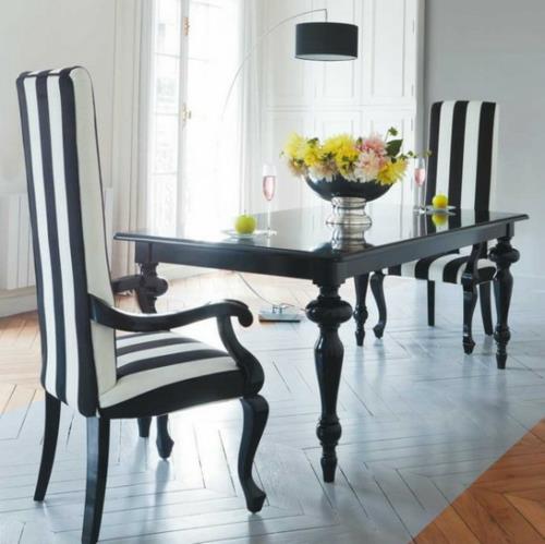 εσωτερική διακόσμηση σε ασπρόμαυρες καρέκλες λωρίδες τραπέζι λουλούδια