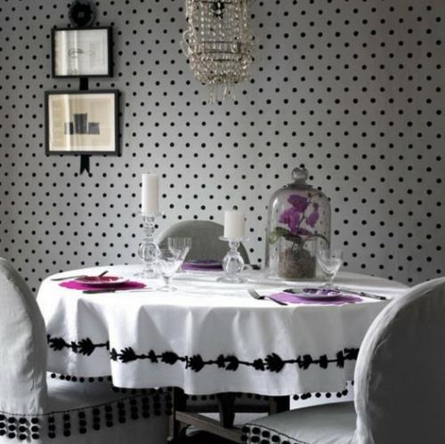 εσωτερική διακόσμηση σε ασπρόμαυρο τραπεζομάντιλο λουλούδια καρέκλες τοίχο ταπετσαρία τελείες