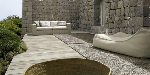 εσωτερική διακόσμηση εσωτερικού χώρου paola lenti aqua καναπέ πέτρινους τοίχους
