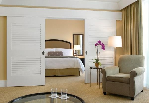 εσωτερική πόρτα συρόμενη πόρτα λευκό ξύλο μοντέρνο υπνοδωμάτιο