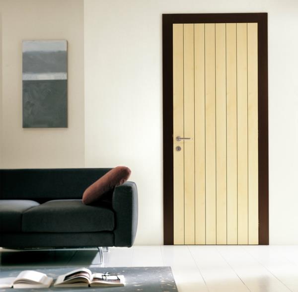 εσωτερικές πόρτες ξύλινο σχέδιο σκούρο πλαίσιο πόρτας μαύρος καναπές
