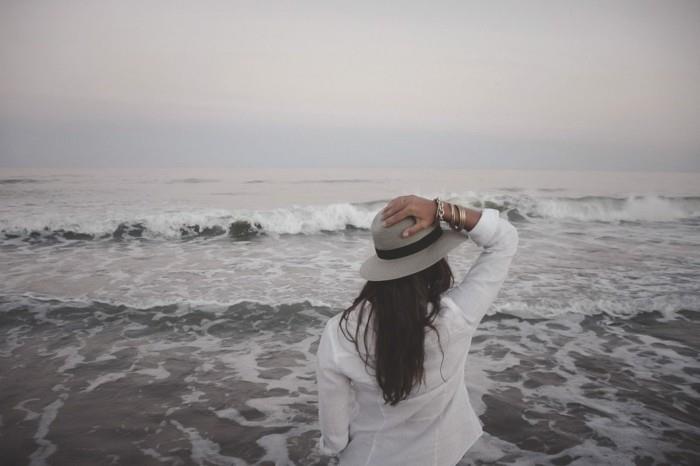 βρείτε εσωτερική ήρεμη παραλία παραλίας γυναίκα με καπέλο