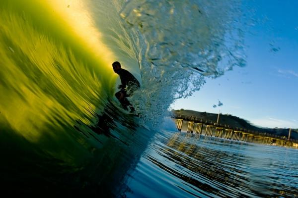 σκηνοθετημένη φωτογραφία από τον φωτογράφο chris burkard surfer