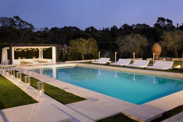 ενσωματωμένος εξωτερικός χώρος πισίνας μοντέρνο μινιμαλιστικό καθιστικό με πέργκολα