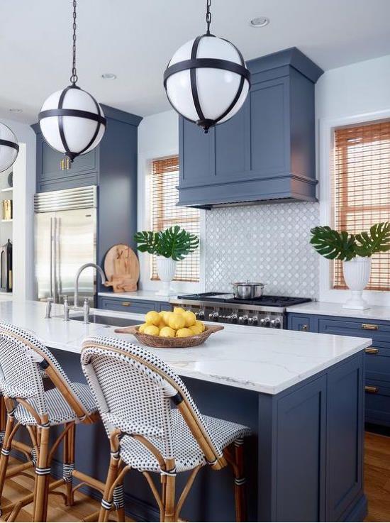 ενσωματωμένη απορροφητική κουκούλα κομψή ρετρό κουζίνα σε μπλε πολύ ελκυστική ατμόσφαιρα δωματίου