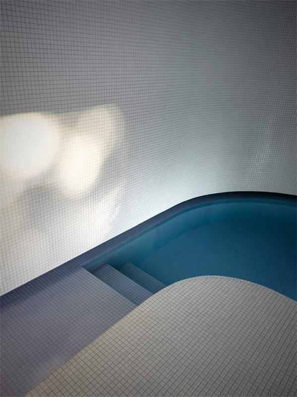 ενσωματωμένες σκάλες σε μια πισίνα στο σπίτι