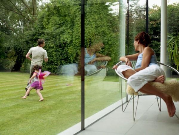 το έξυπνο παράθυρο σχεδιάζει μια καθαρή θέα στον κήπο