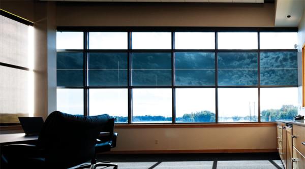 Τα έξυπνα παράθυρα σχεδιάζουν αντηλιακή προστασία όπως απαιτείται