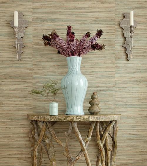 ενδιαφέρουσα φυσική ταπετσαρία κεραμικό βάζο τεχνητά λουλούδια ξύλινο τραπέζι