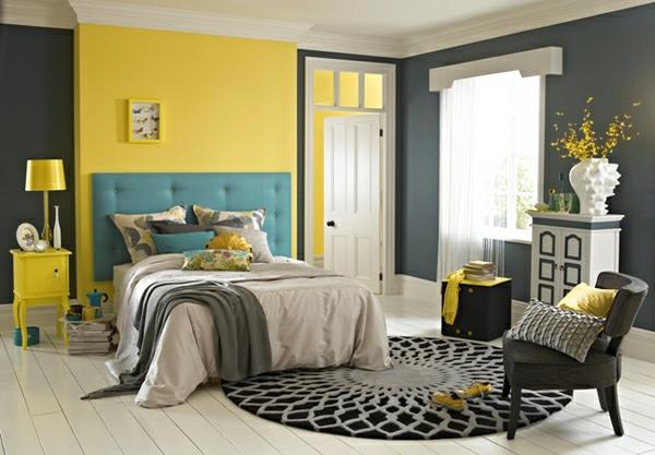 ενδιαφέρον χρωματικό σχέδιο κίτρινο τοίχο μπλε κεφαλάρι κρεβατοκάμαρα