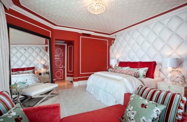 εσωτερική διακόσμηση σε υπνοδωμάτιο κόκκινου τοίχου σε στυλ Χόλιγουντ