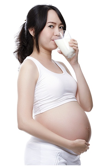 Hamile kadın zerdeçal ile süt içme