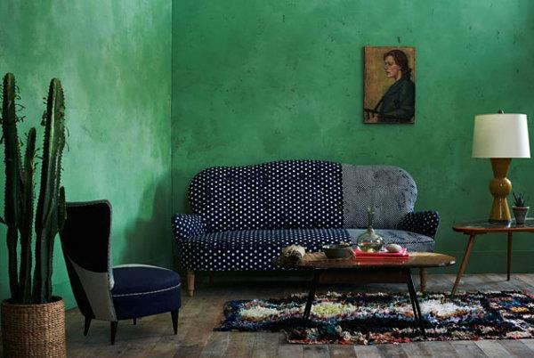 νεφρίτη πράσινη διακόσμηση τοίχου σαλόνι καναπές στίγματα μπλε λευκό