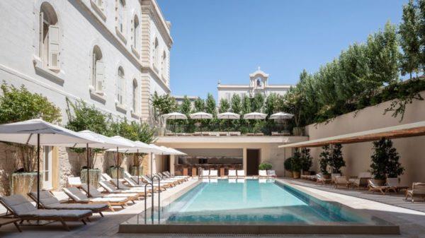 πισίνα σύγχρονης αρχιτεκτονικής ξενοδοχείου jaffa