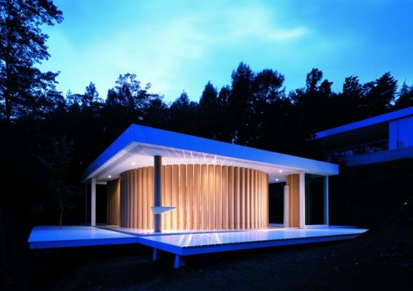μοντέρνο σπίτι ιαπωνικής αρχιτεκτονικής τη νύχτα