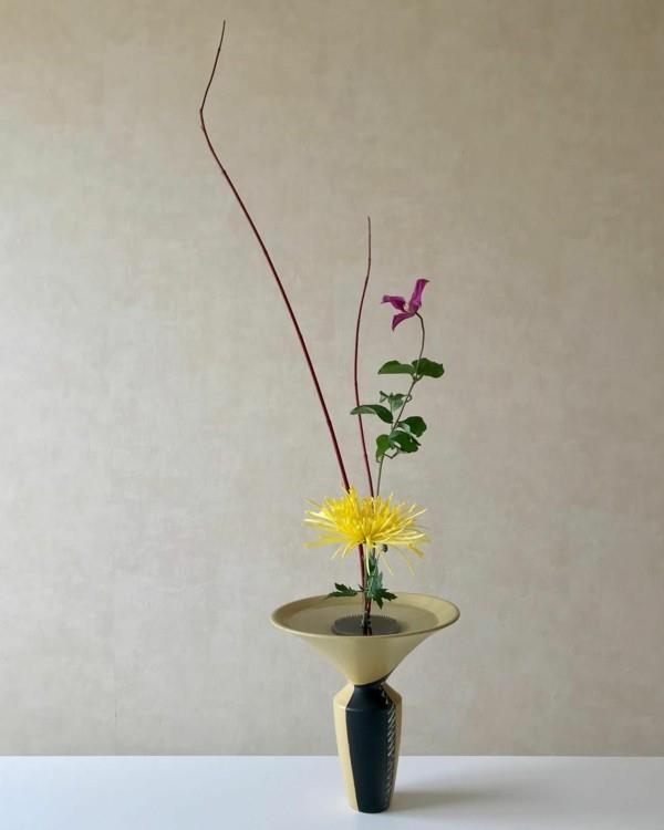 ιαπωνική διάταξη λουλουδιών ikebana κίτρινο χρυσάνθεμο