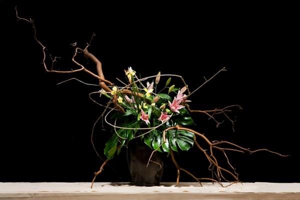 ιαπωνική ρύθμιση λουλουδιών κρίνα monstera ανθοσύνθεση