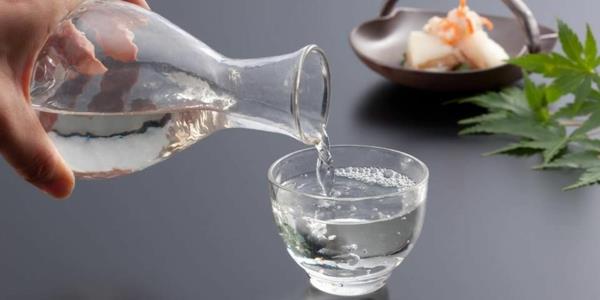 η ιαπωνική θεραπεία νερού πίνει ζεστό νερό το πρωί