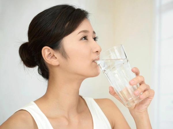 ιαπωνική θεραπεία νερού πιείτε ένα ποτήρι ζεστό νερό το πρωί