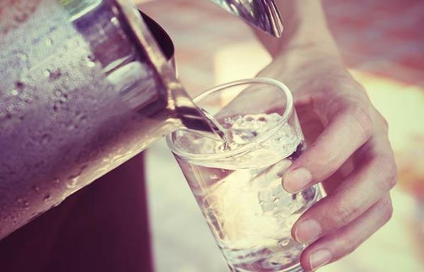 Η ιαπωνική θεραπεία νερού πίνει ζεστό νερό το πρωί