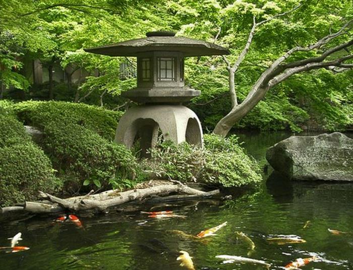 ιαπωνική λίμνη κήπου και γλυπτά ιαπωνικό στυλ