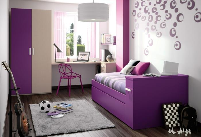 νεανικό δωμάτιο επιπλωμένο μοβ κρεβάτι δροσερό σχέδιο τοίχου