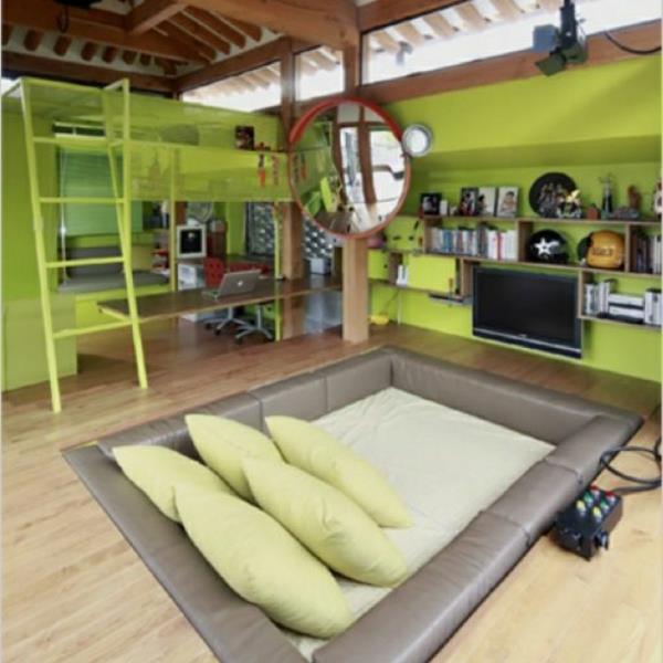 νεανική αίθουσα σχεδιασμός πράσινες πινελιές ρίξτε μαξιλάρια τηλεόραση τετράγωνο κρεβάτι