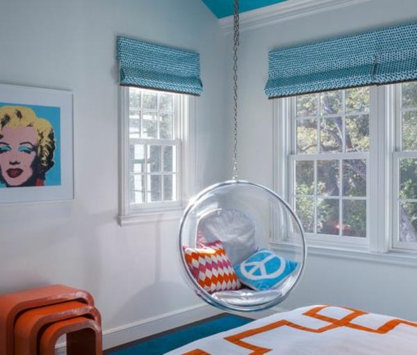 Σχεδιάστε ένα νεανικό δωμάτιο με μια μπλε κρεμαστή καρέκλα από γυάλινα μαξιλάρια
