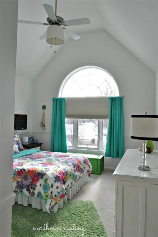 Νεανικό δωμάτιο με κεκλιμένο κρεβάτι με πράσινες κουρτίνες