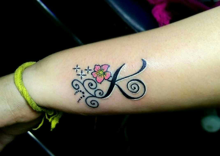 Stilingas K tatuiruotės dizainas ant rankos