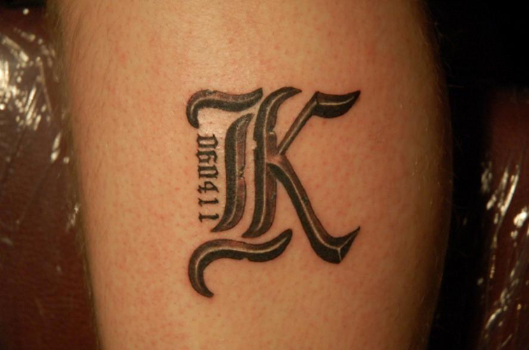 Nuostabi K dizaino tatuiruotė