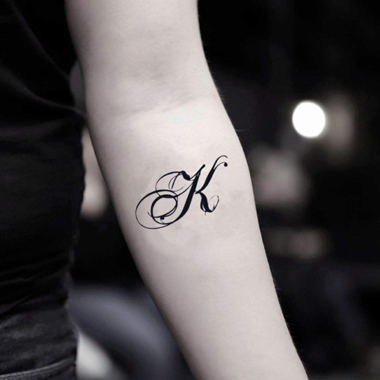 Blizganti K dizaino tatuiruotė