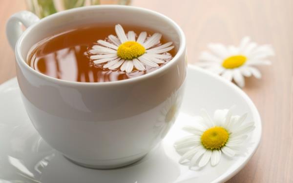 πίνετε καφέ ή τσάι φλιτζάνι λουλούδια βότανα υγιή