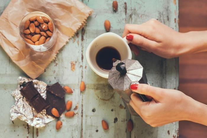 πιείτε καφέ μαύρα σοκολάτα αμύγδαλα φυσικά διεγερτικά