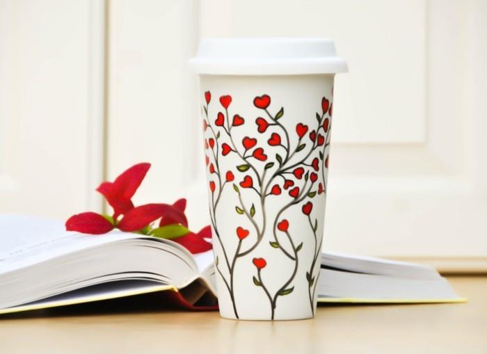 Ζωγραφική με φλιτζάνι καφέ με κόκκινα λουλούδια