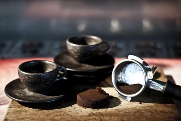 Φλιτζάνια καφέ φτιαγμένα από ακαθαρσίες καφέ πρωτότυπη ιδέα