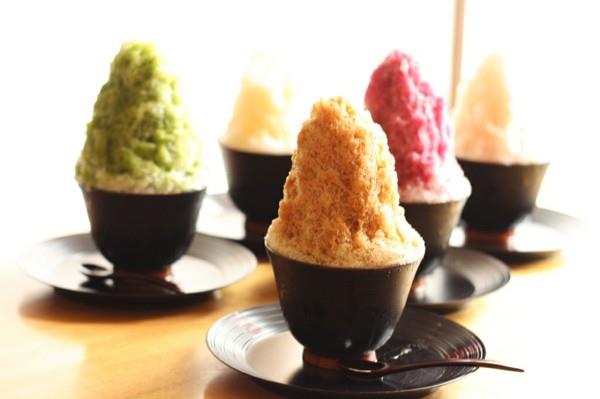 Κακιγόρι ιαπωνικό παγωτό σε κούπες καφέ