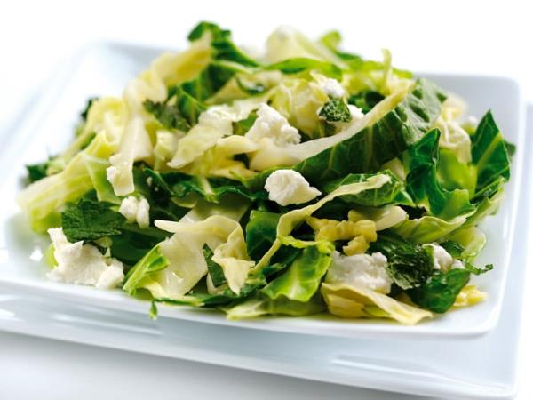 χαμηλές θερμίδες τρώγοντας λάχανο σαλάτα φέτα