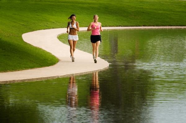 τρέξιμο κατανάλωσης θερμίδων με φίλη υγιή απώλεια βάρους