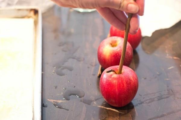 γλυκιά συνταγή μήλων βήμα προς βήμα κόκκινο μήλο Χριστουγεννιάτικη καραμέλα