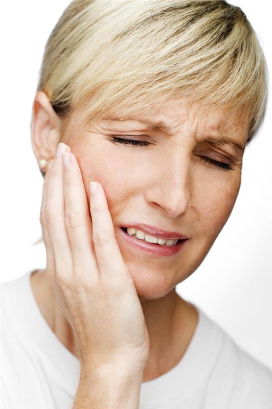 σωστή οδοντική φροντίδα τερηδόνα πονόδοντο γυναίκα