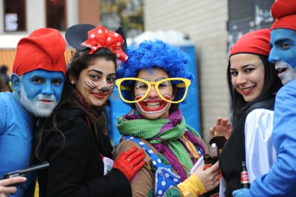 καρναβάλι 2015 κολόνια ντυμένη πολύχρωμα