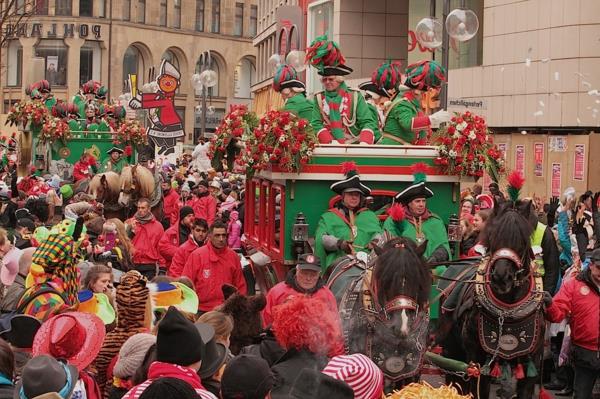 καρναβάλι 2015 σε άμαξες της πόλης της Κολωνίας