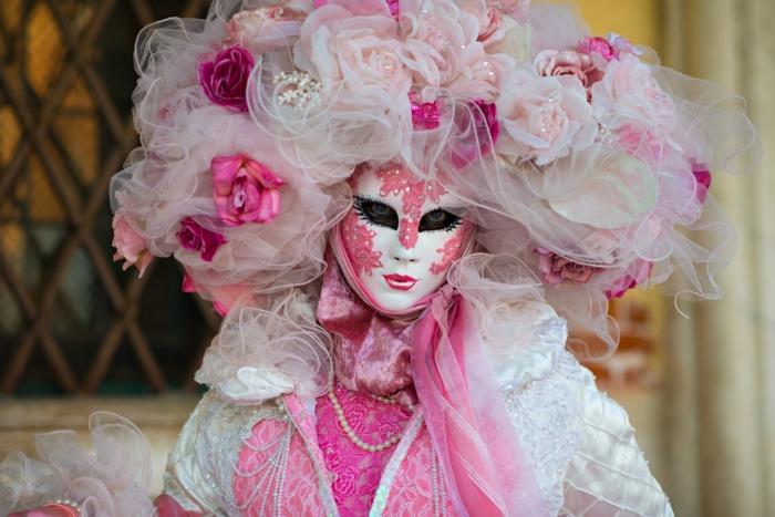 Βενετία αποκριάτικα κοστούμια κόμμωση με χάντρες παγιέτες ροζ φόρεμα
